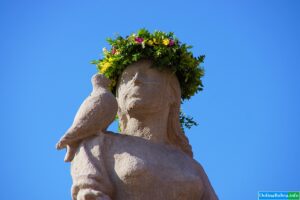 Pomnik Gołębiarki na rynku miejskim we Wleniu