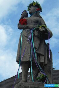 Pomnik Gołębiarki na rynku miejskim we Wleniu